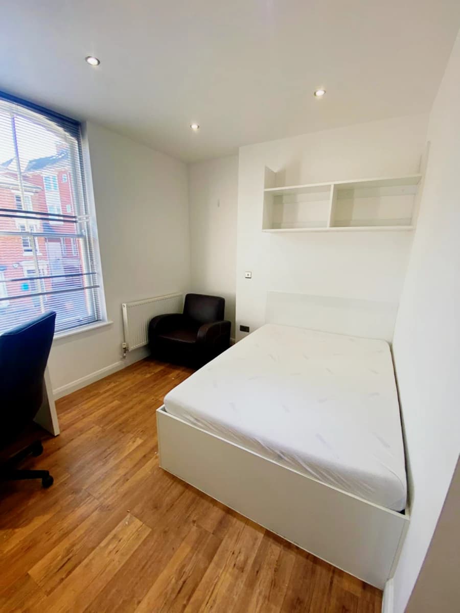 17 De Montfort Street image