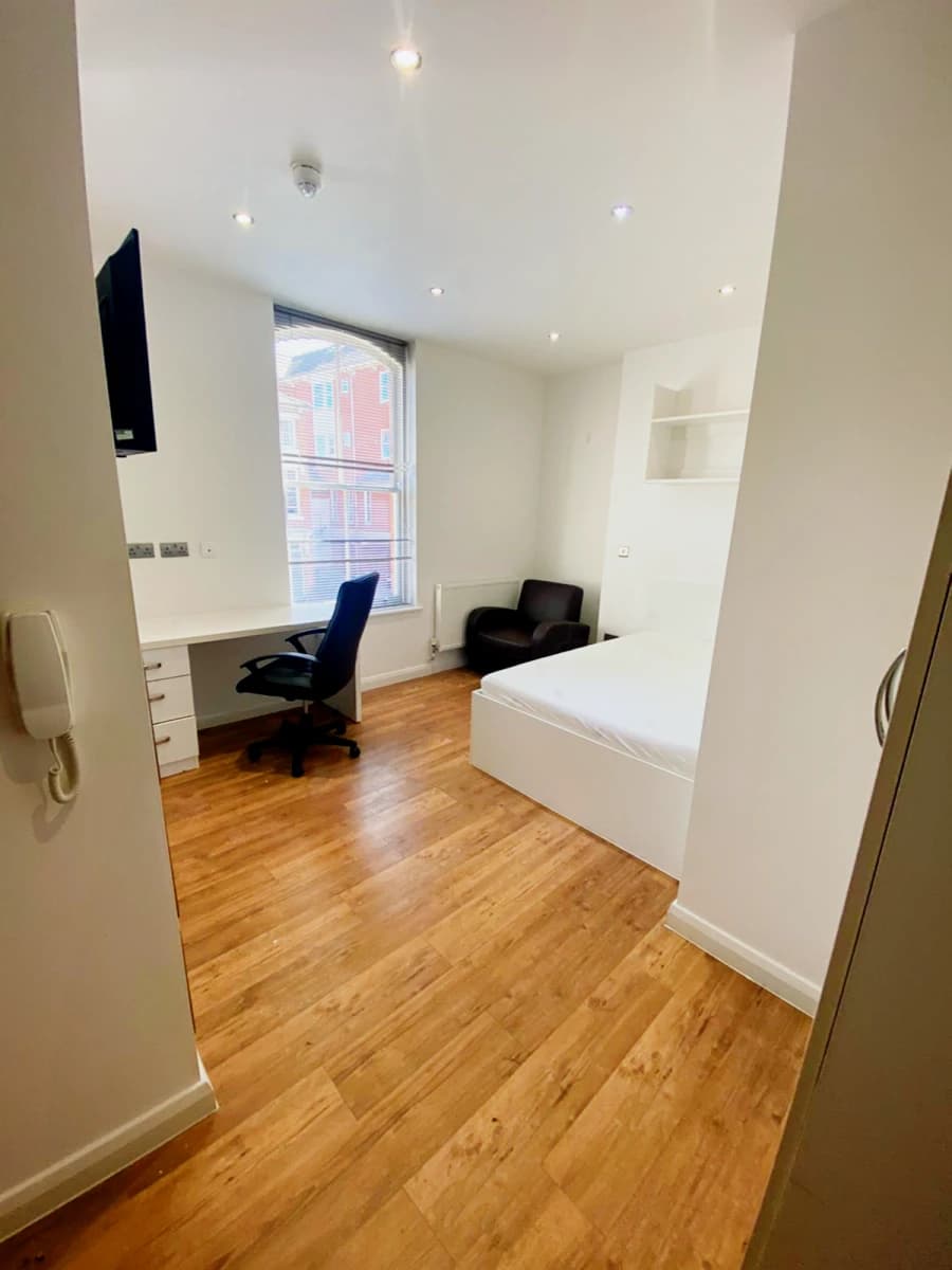 17 De Montfort Street image 5
