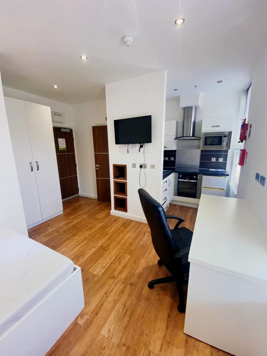 17 De Montfort Street image