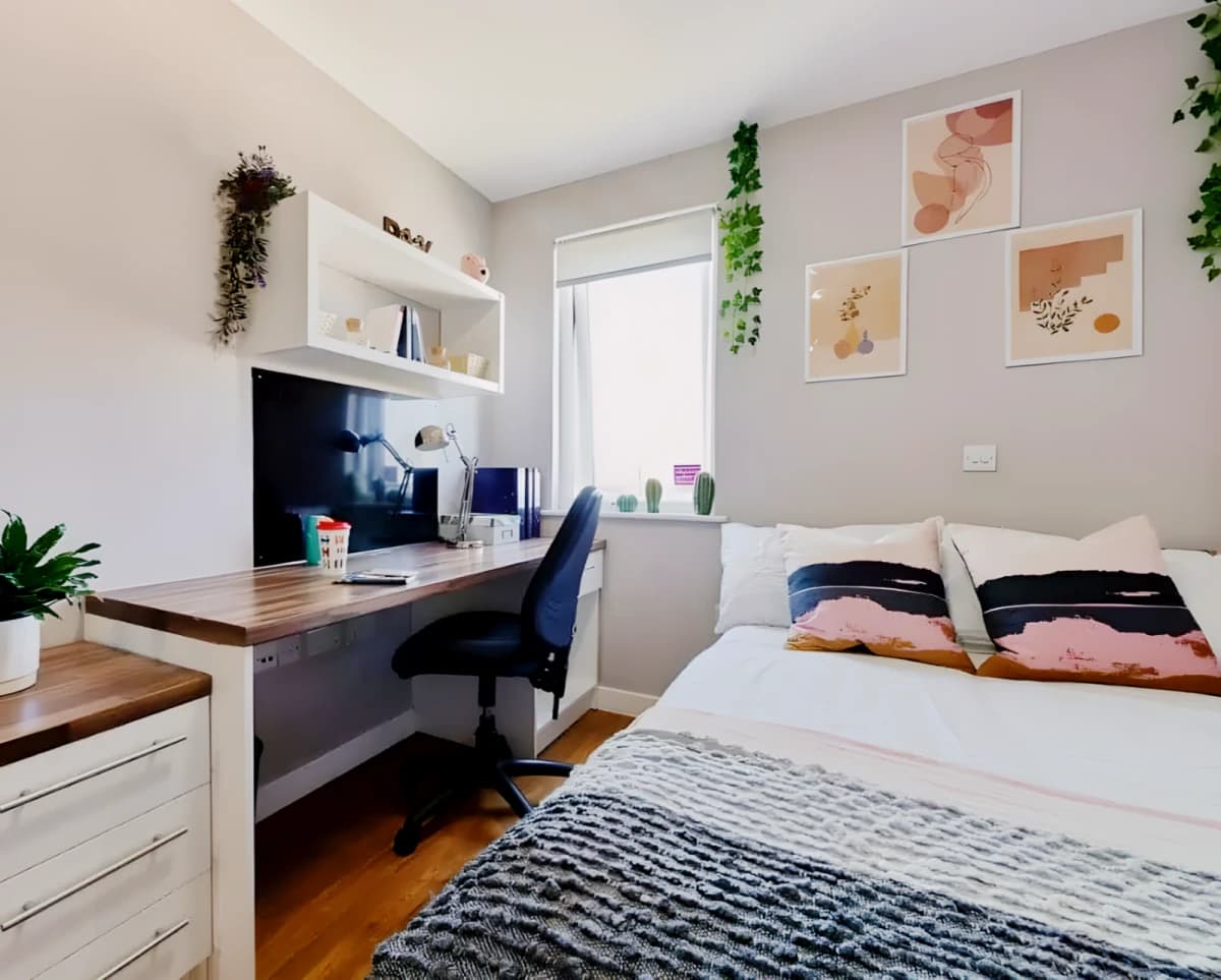 Classic En-suite in a 6-bed flat
