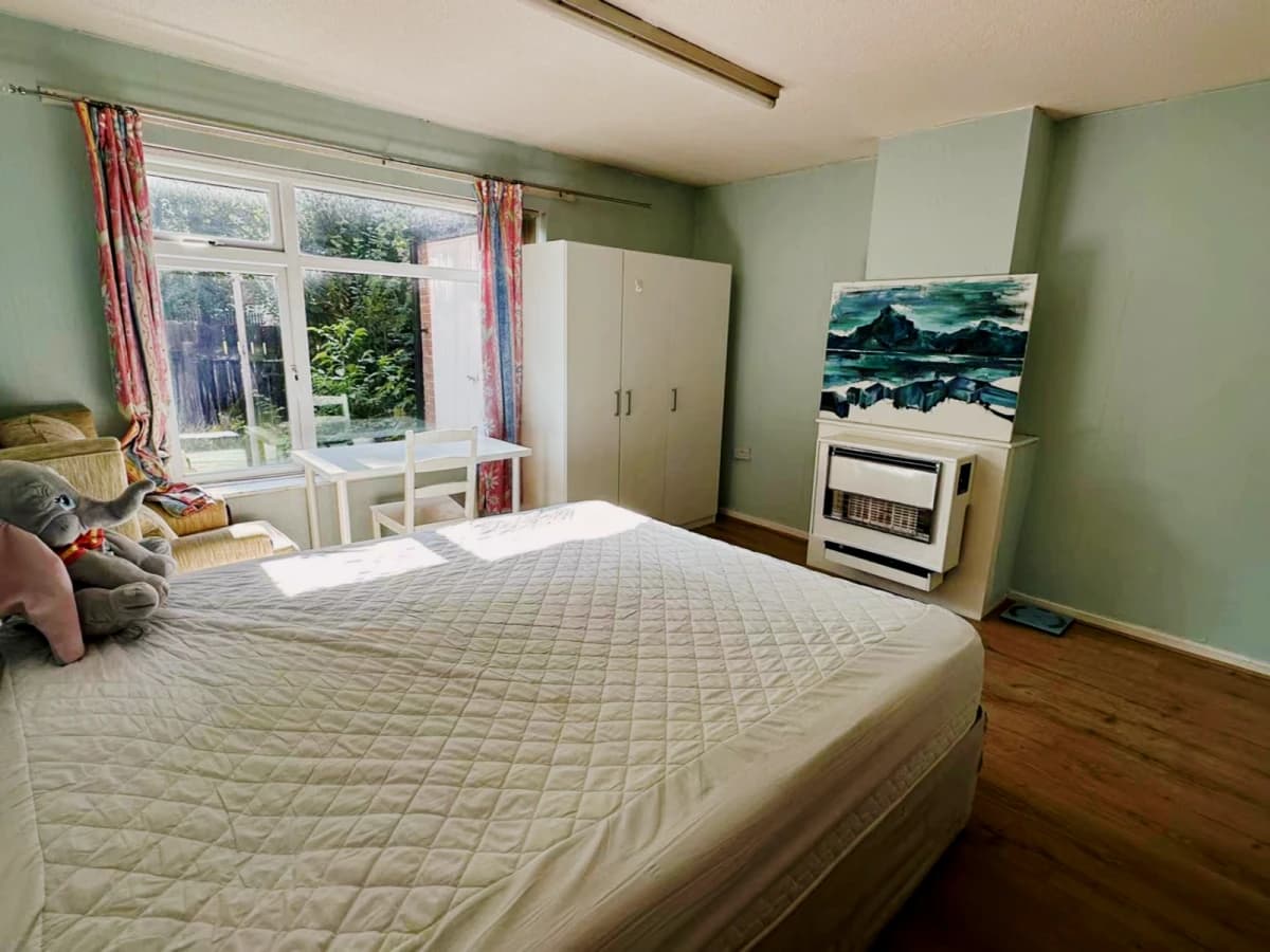 5 bedrooms 2 bathrooms