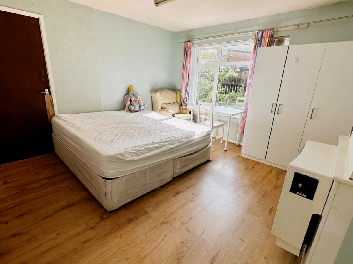 5 bedrooms 2 bathrooms
