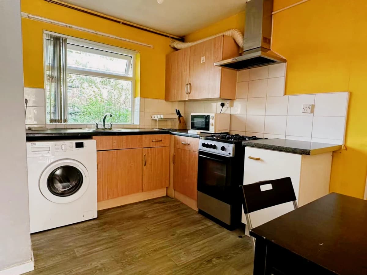 5 bedrooms 2 bathrooms
