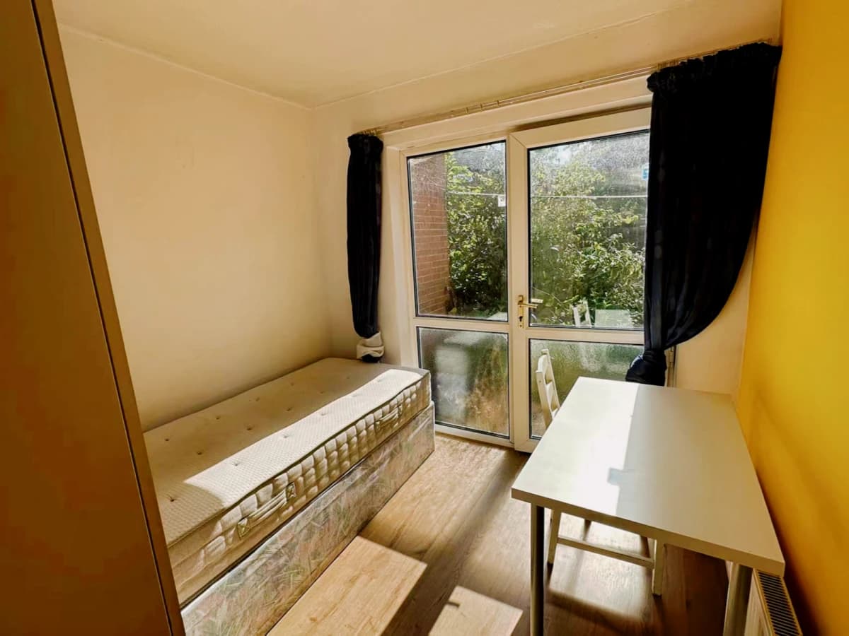 5 bedrooms 2 bathrooms