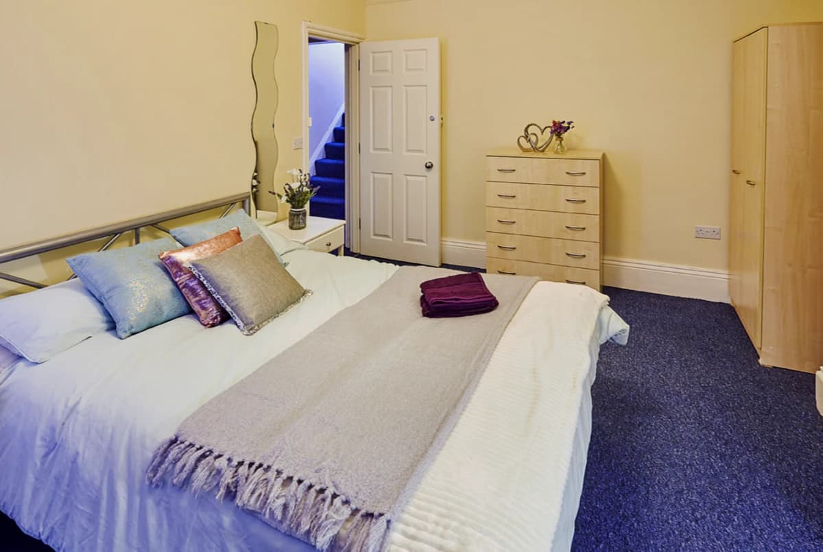 6 Bed, 1 Bath