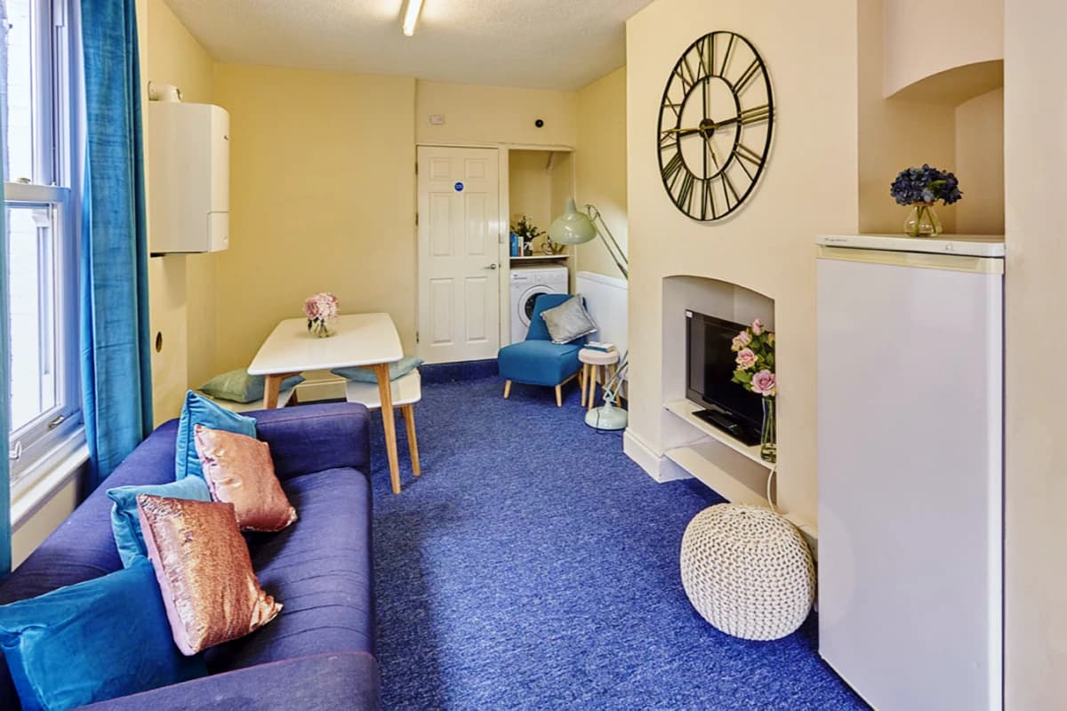 6 Bed, 1 Bath