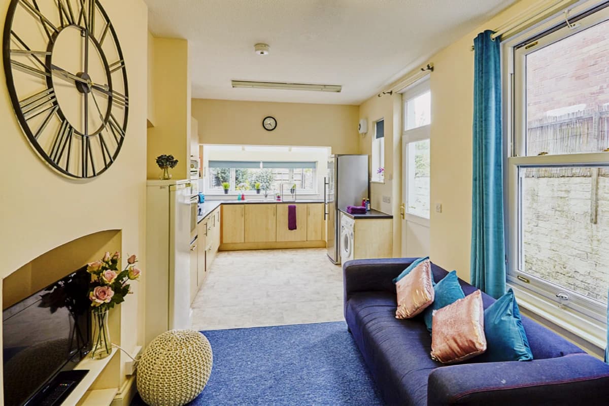 6 Bed, 1 Bath