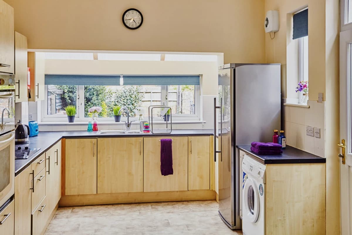 6 Bed, 1 Bath