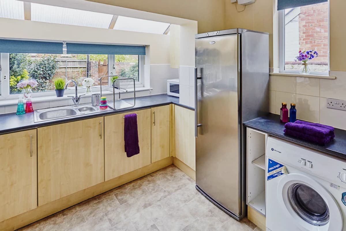 6 Bed, 1 Bath