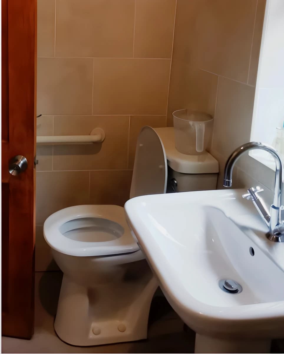 5 Bedroom, 1 Bathroom