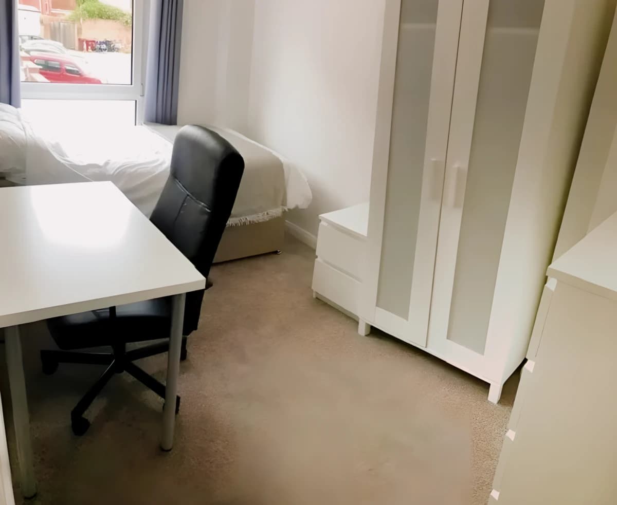 6 Bedroom, 1 Bathroom