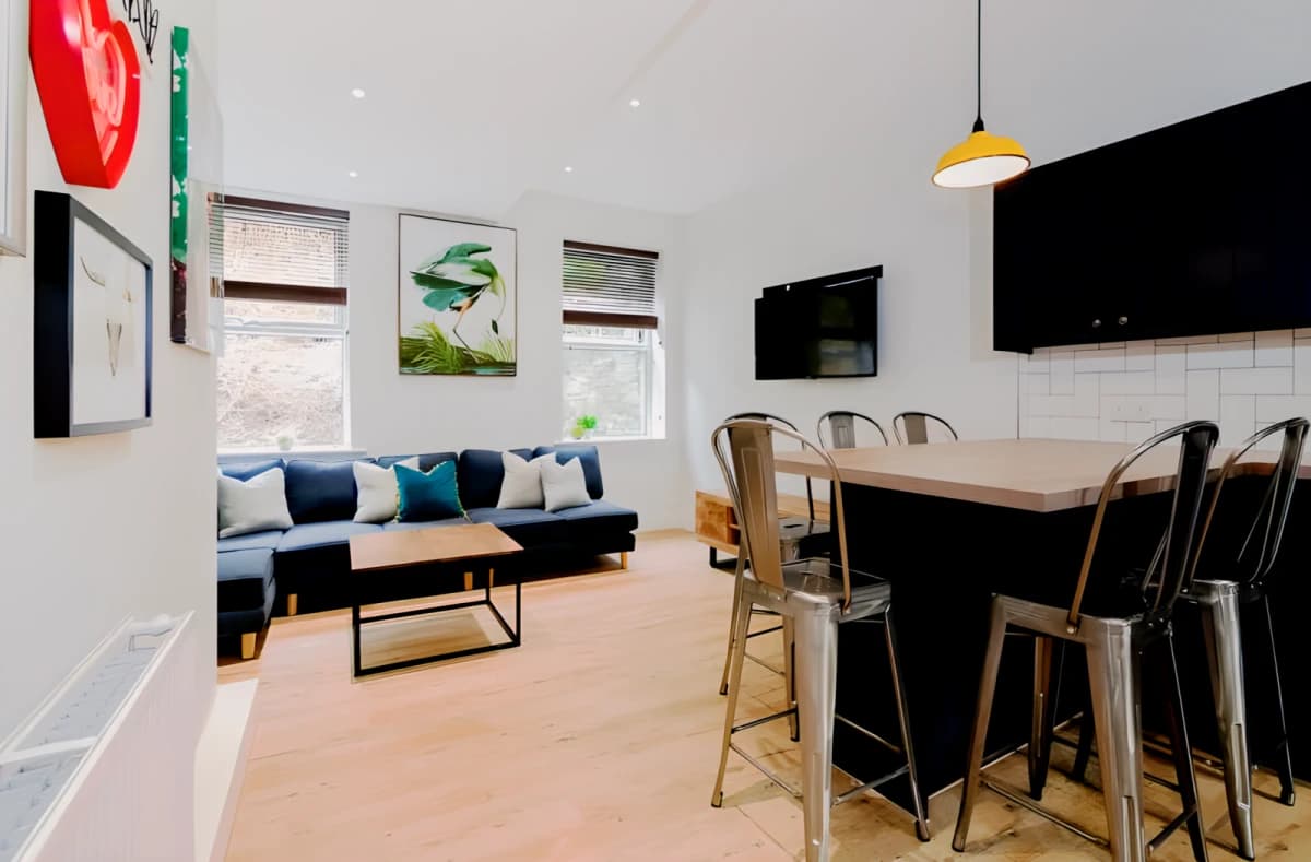 6 Beds 2 baths