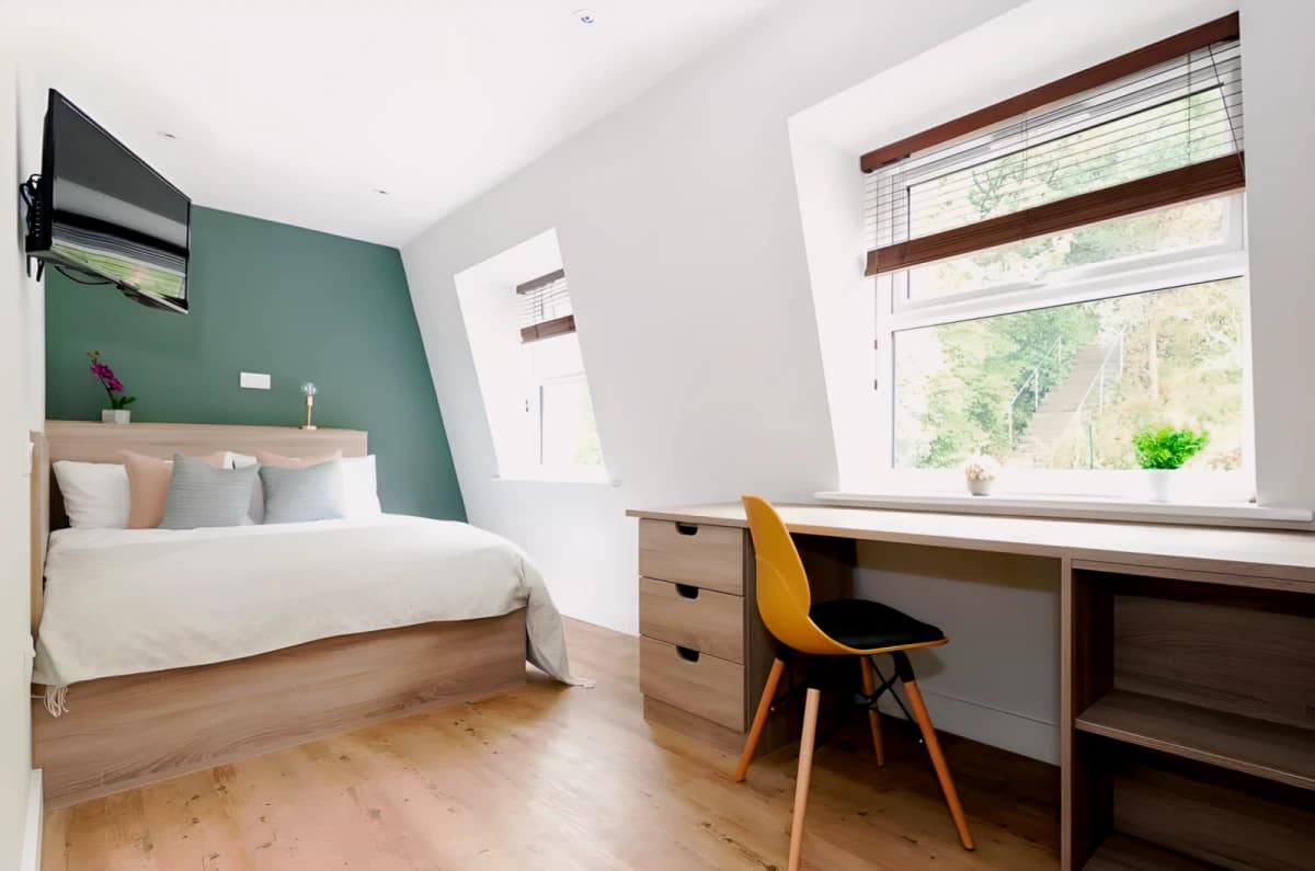6 Beds 2 baths