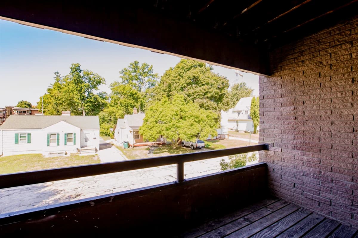 Americana Apartments image 2