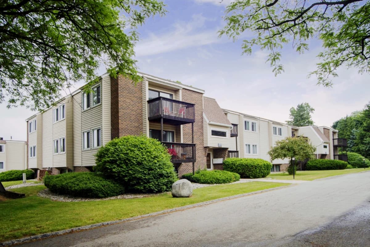 Carriage Hill East Apartments and Townhomes image 2