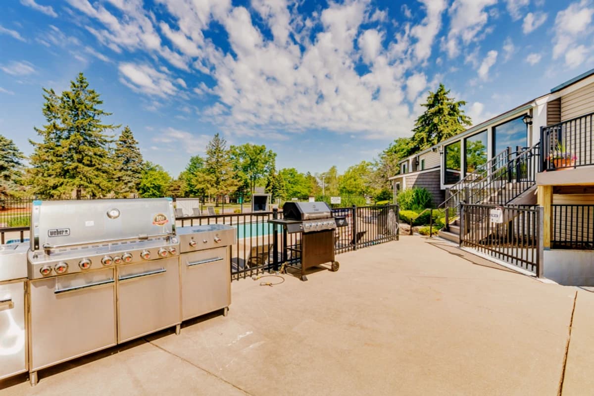 Carriage Hill East Apartments and Townhomes image