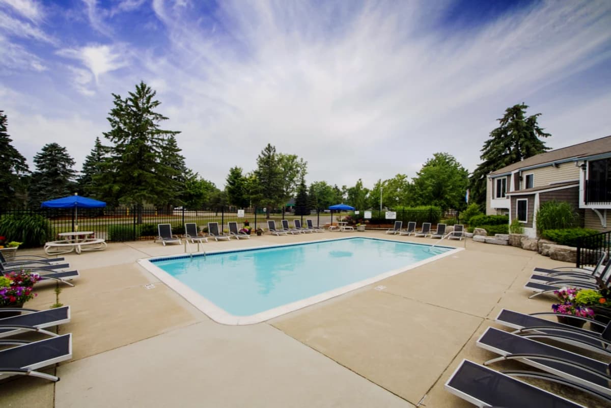 Carriage Hill East Apartments and Townhomes image