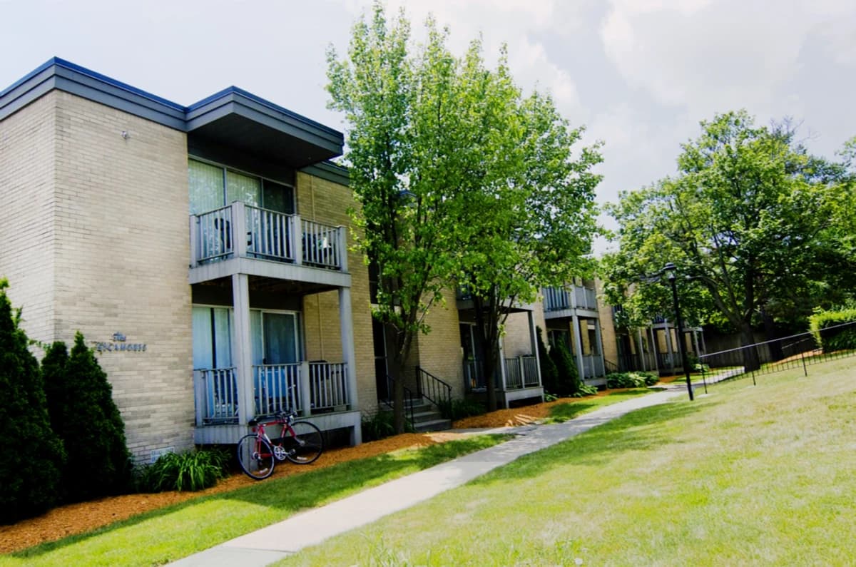 East Knolls Apartments image 2