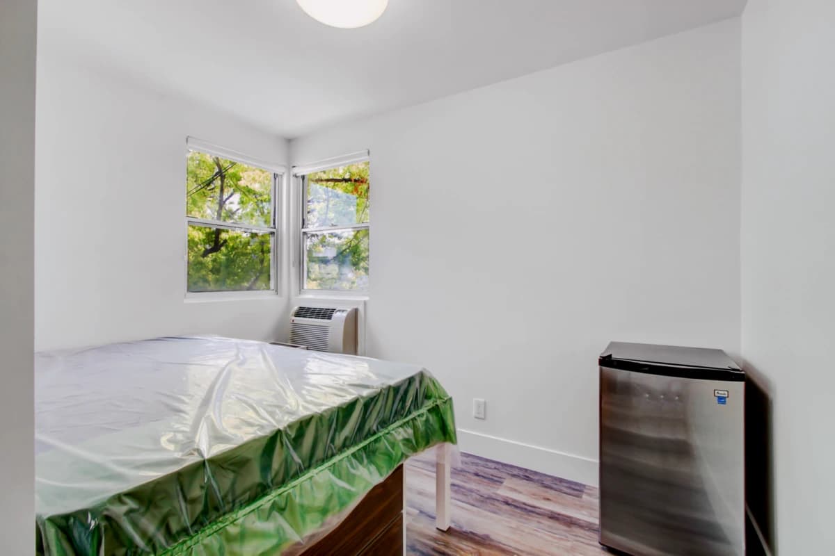 2831 UNIVERSITY image