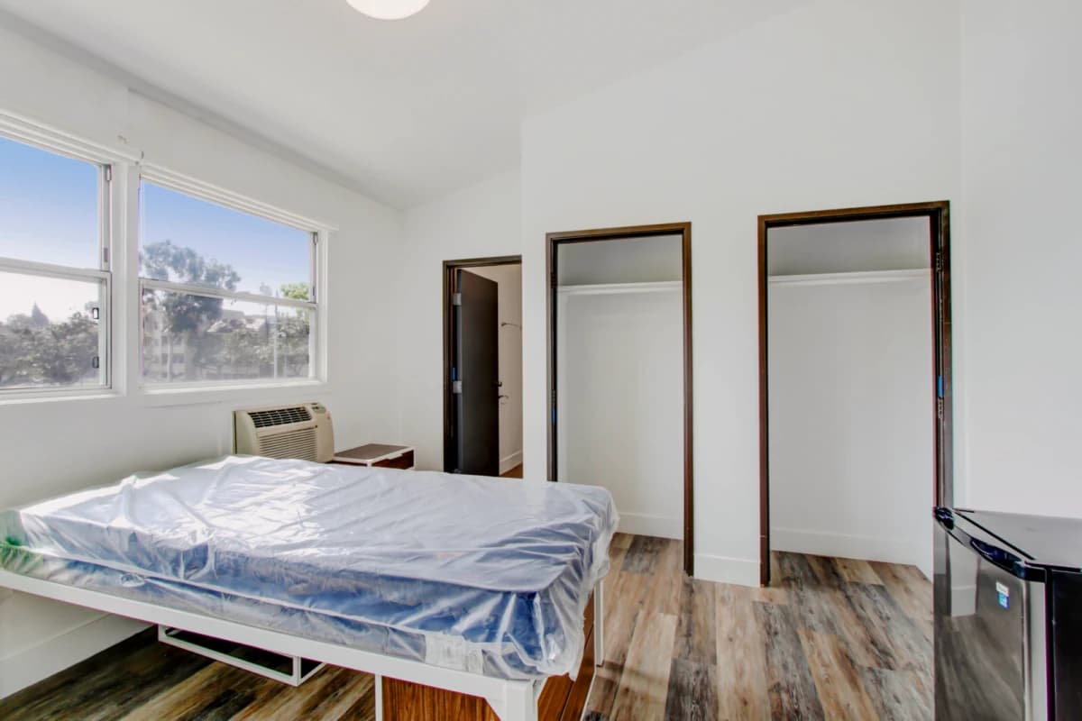 2831 UNIVERSITY image