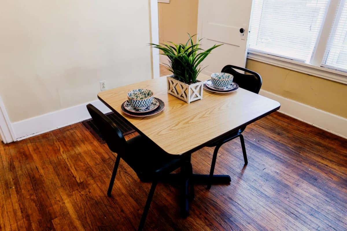 2Bedrooms, 1Bathrooms