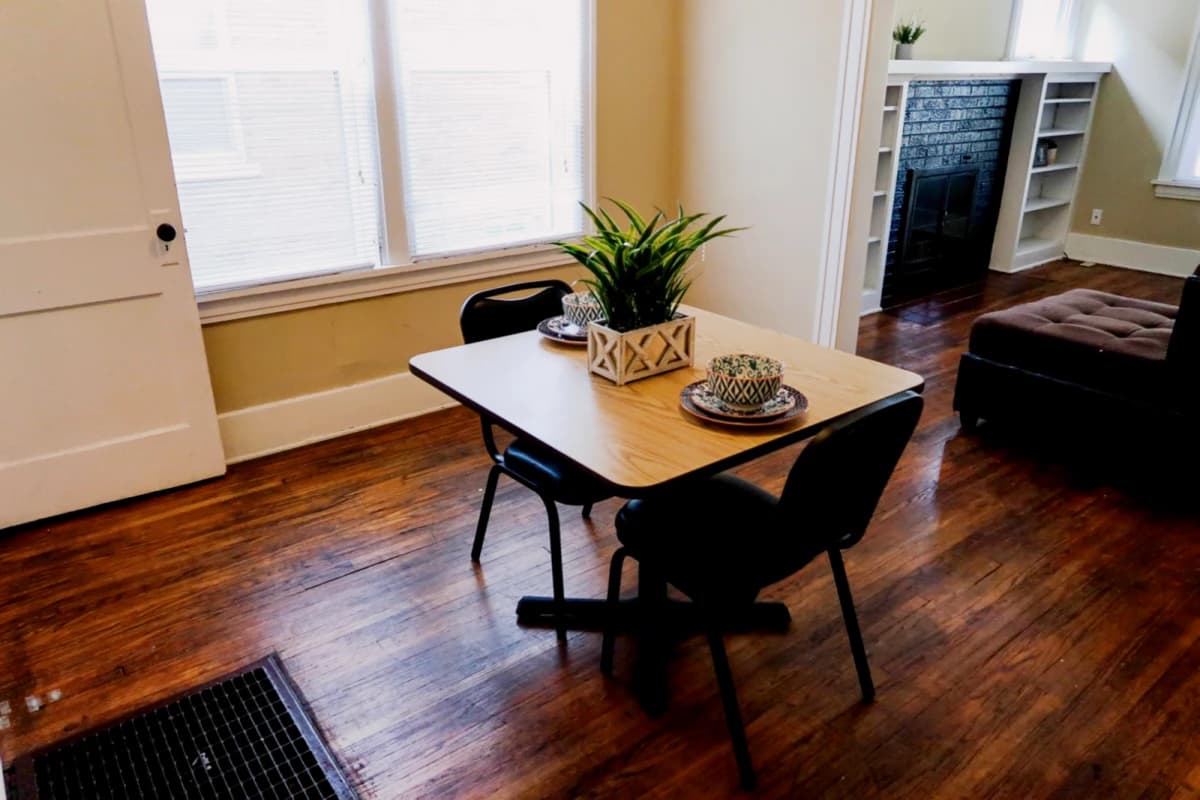 2Bedrooms, 1Bathrooms