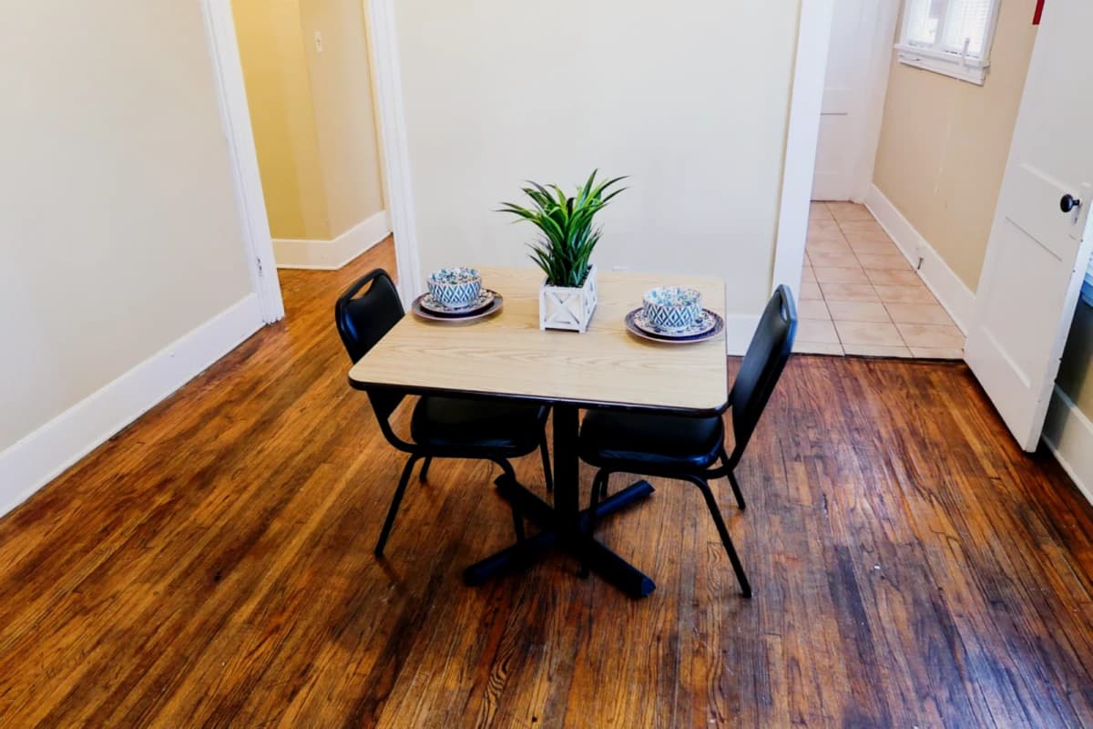 2Bedrooms, 1Bathrooms