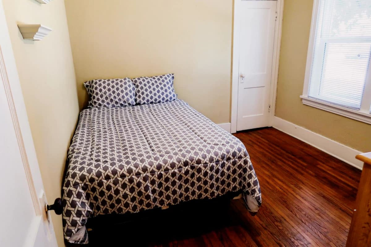2Bedrooms, 1Bathrooms