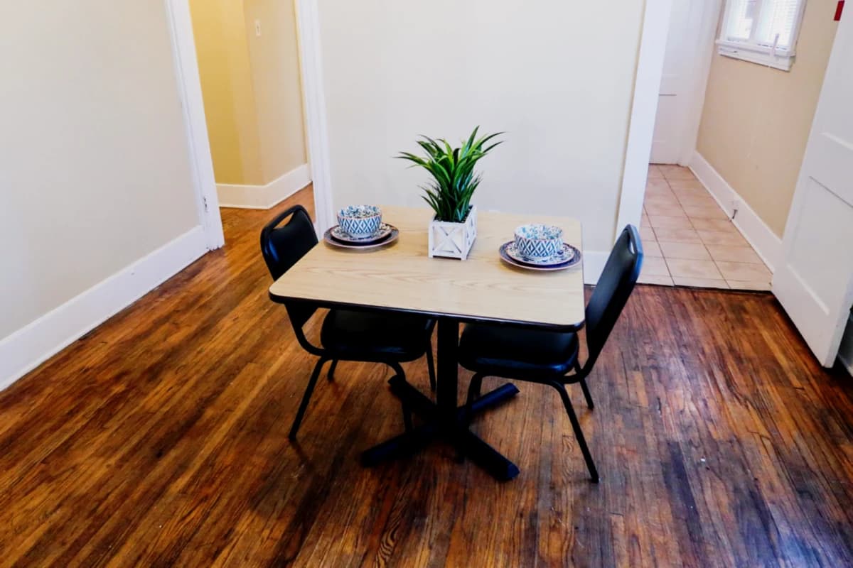 2Bedrooms, 1Bathrooms