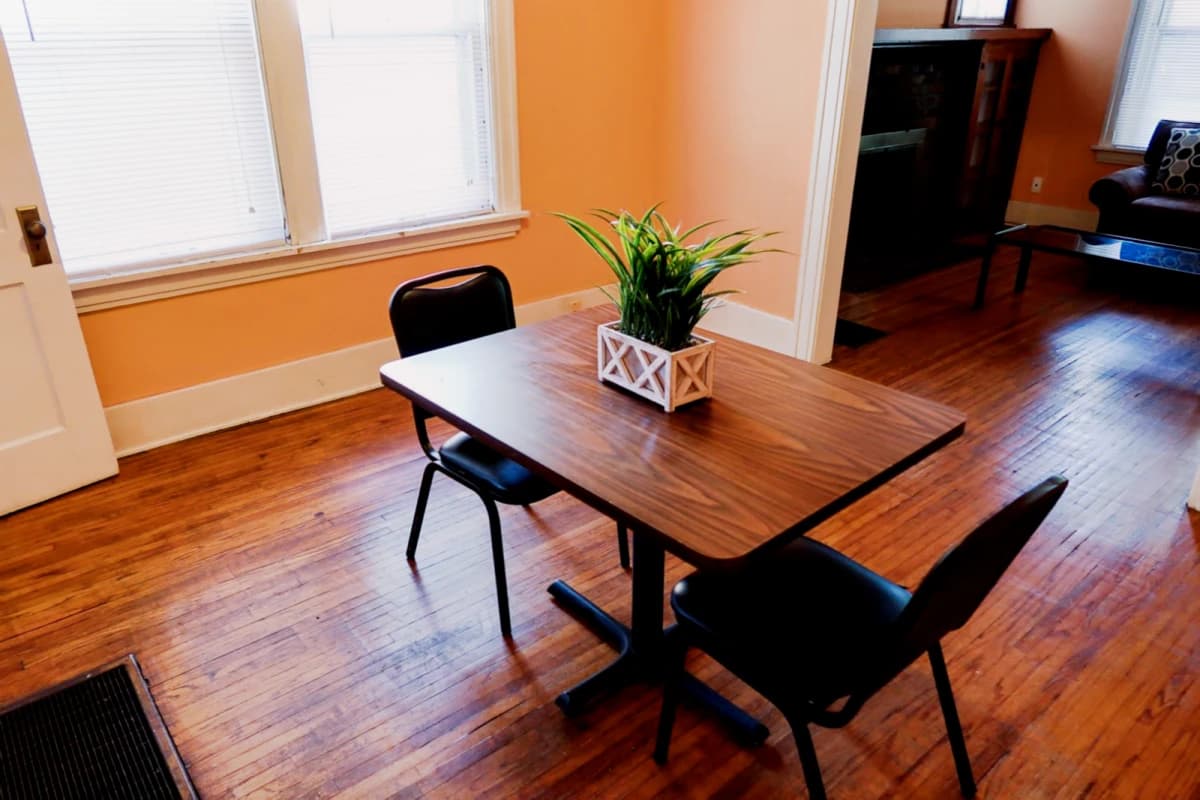 2Bedrooms, 1Bathrooms