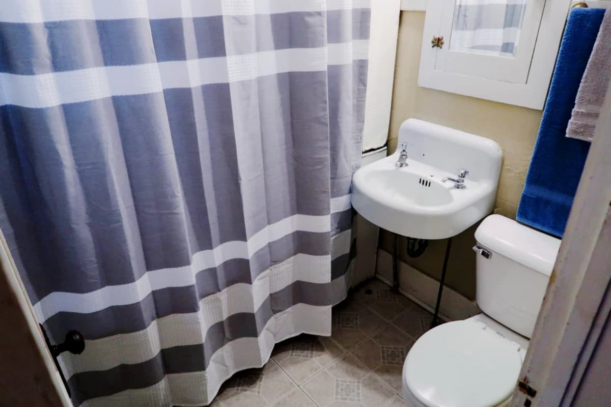 2Bedrooms, 1Bathrooms