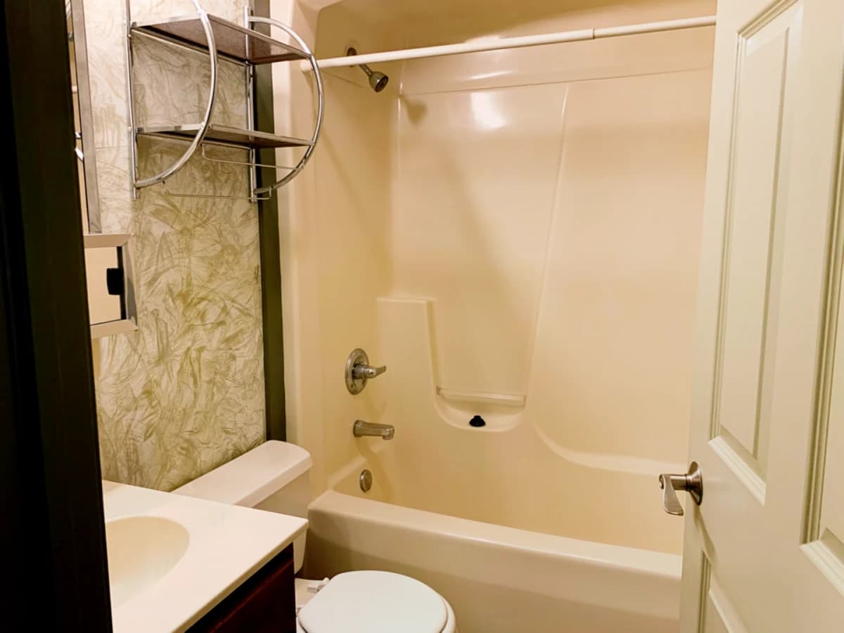 3Bedrooms, 2Bathrooms