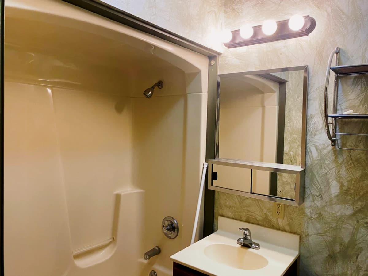 4Bedrooms, 2Bathrooms