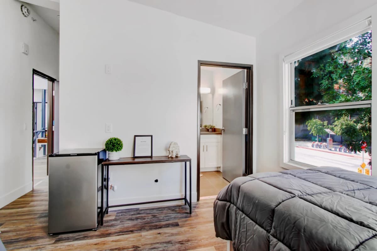 2831 UNIVERSITY image