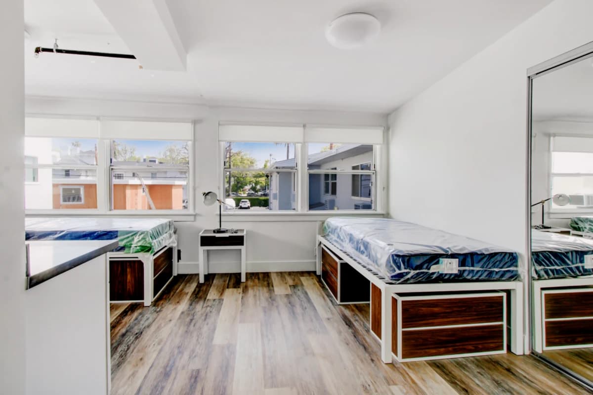2831 UNIVERSITY image 3