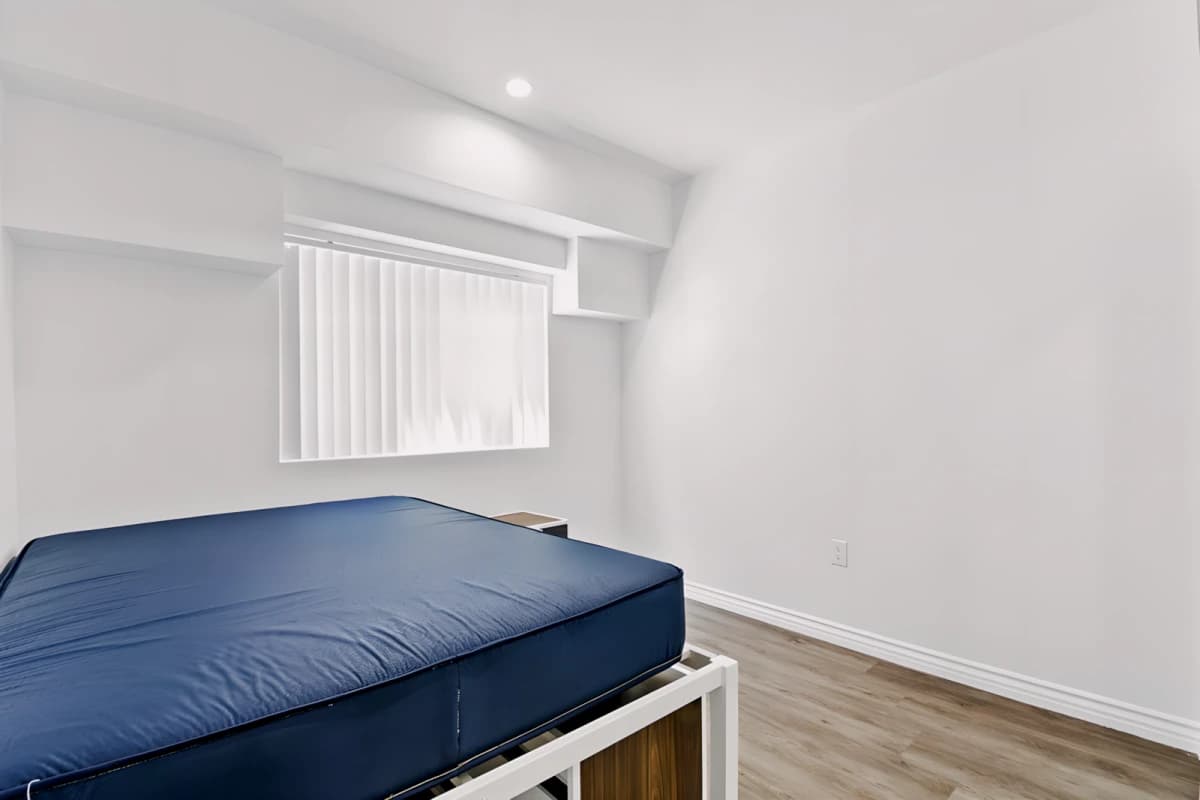 2353 PORTLAND image 5