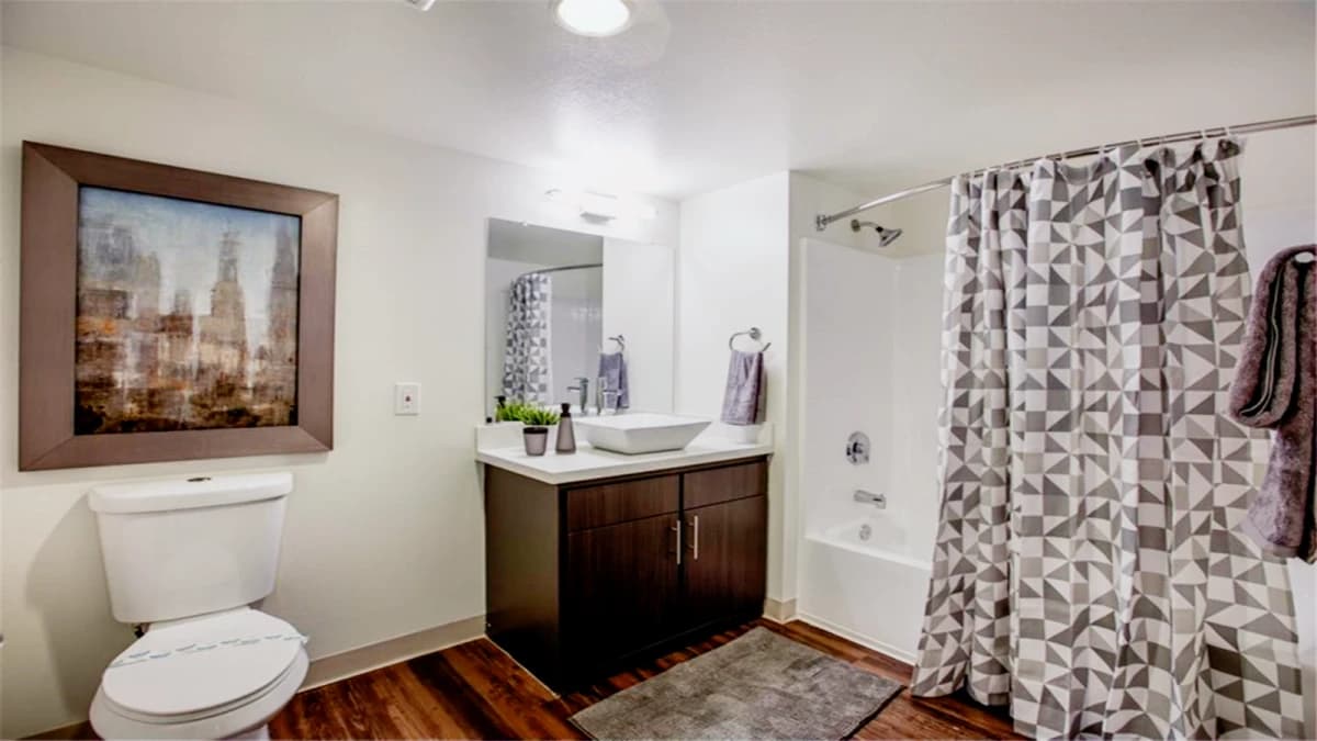 433 Midvale image 3