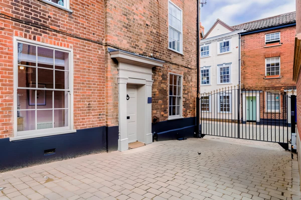 Contemporary 2 bed apartment