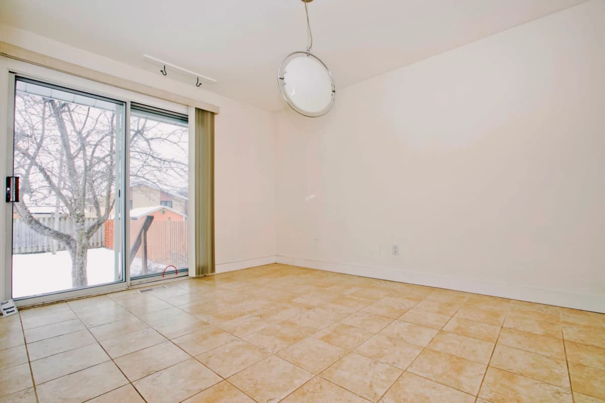 Shared Place·2B1B···12 Cartier Crescent image 4