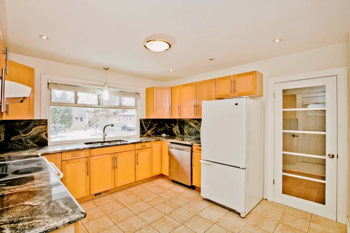 Shared Place·2B1B···12 Cartier Crescent image 2