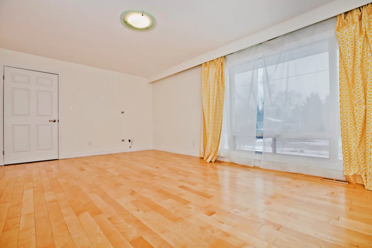 Shared Place·2B1B···12 Cartier Crescent image 3