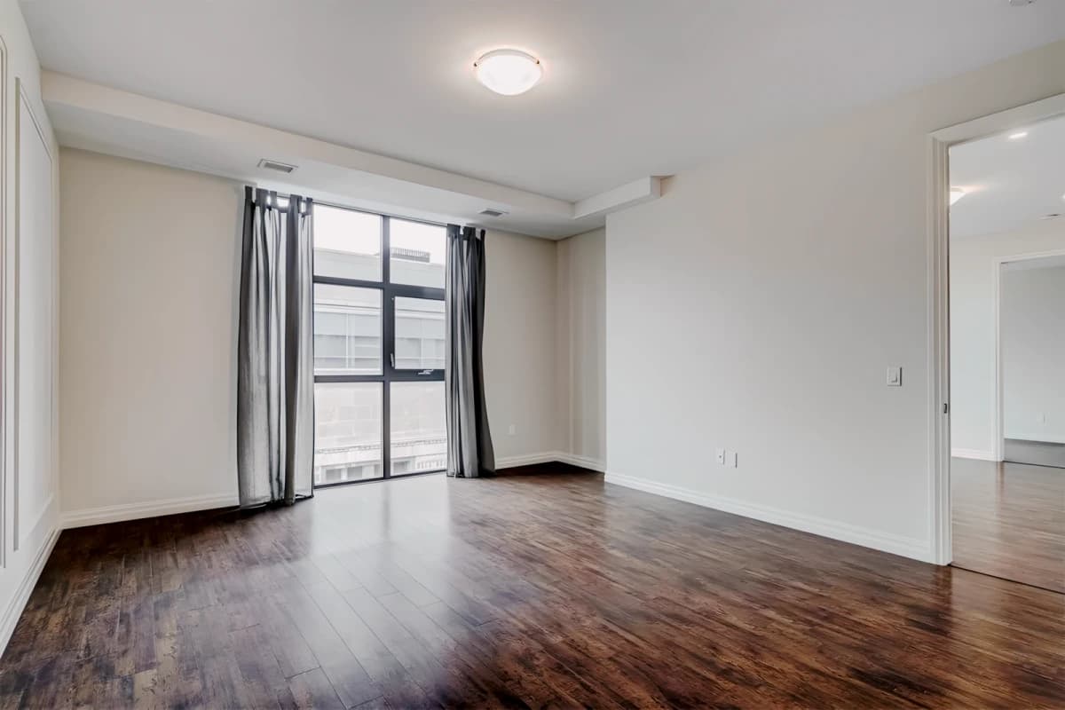 112 King St E image