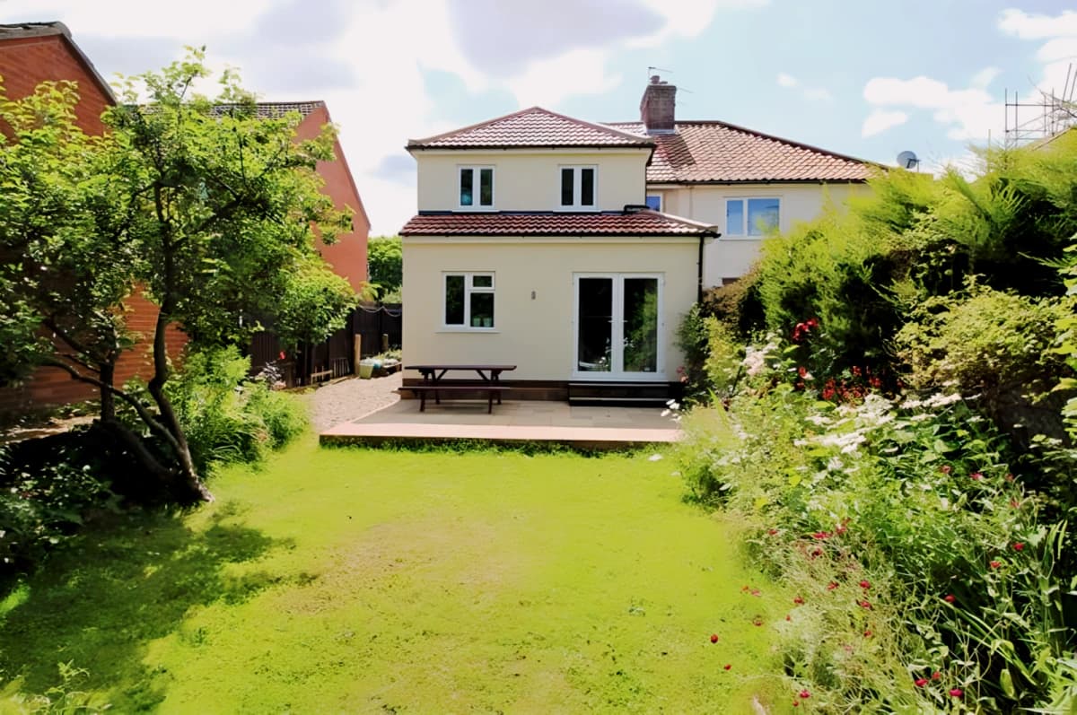 5 bed house (sleeps 9) with parking