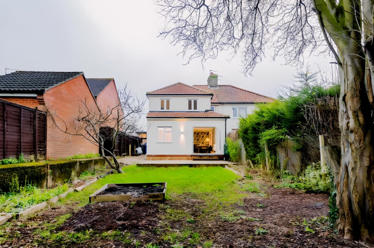 5 bed house (sleeps 9) with parking image 2