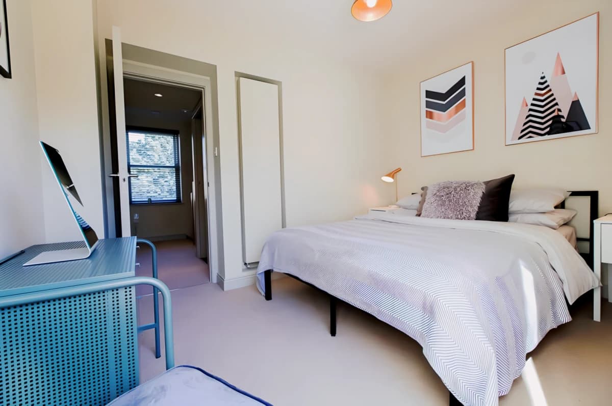 2 Bedrooms 1 Bathroom