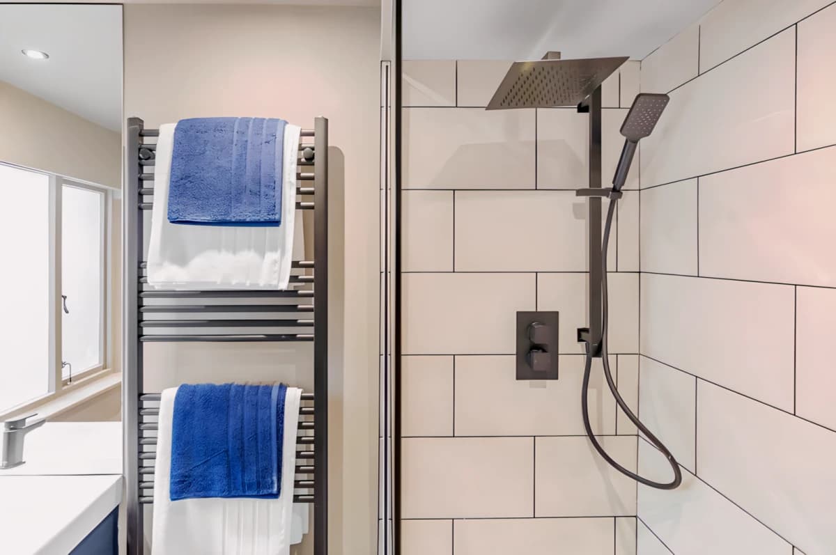 2 Bedrooms 1 Bathroom