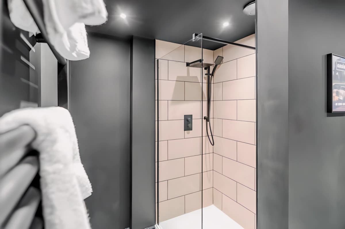 2 Bedrooms 1 Bathroom