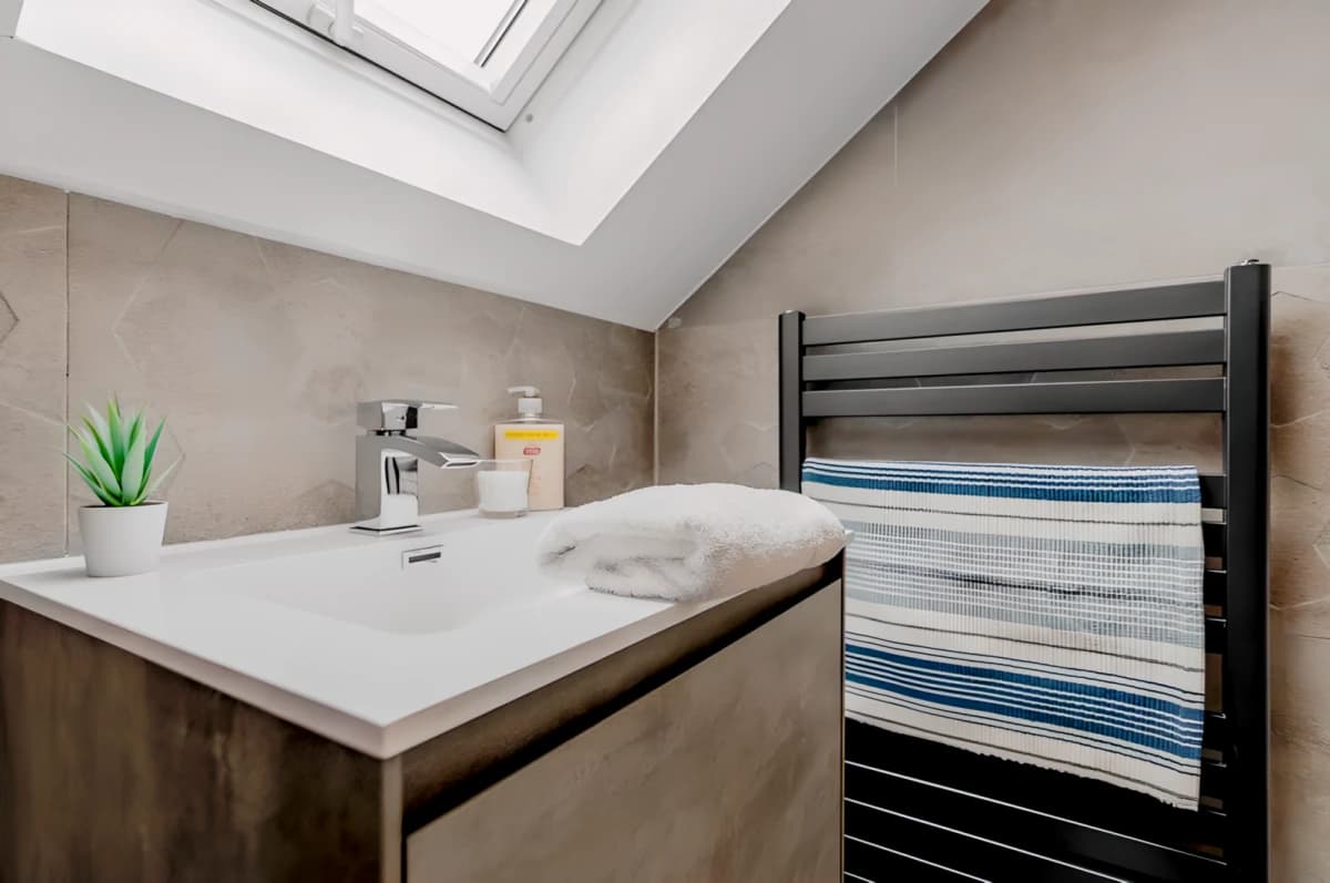 4 Bedrooms  2 Bathrooms