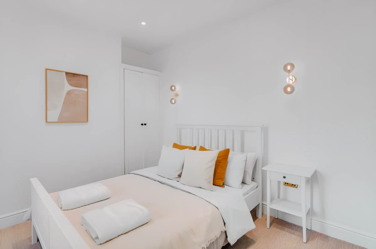 5 Bedrooms 4 Bathrooms