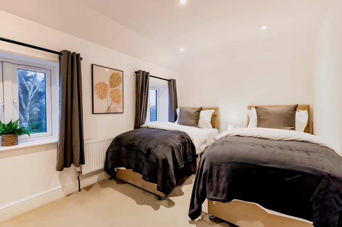 5 Bedrooms 2 Bathrooms